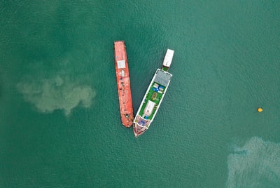 白天绿海上两艘船只的航空摄影